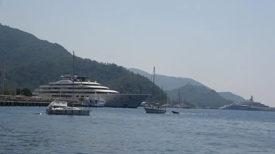 160 metre uzunluğunda, 22 metre genişliğinde, 101 personelivar | Manchester City’nin patronunun süper yatı Marmaris’e demir attı 2