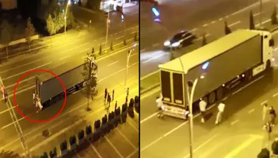 TIR arkasında patenle yolculuk: Şoför defalarca durdu ama gençler vazgeçmedi