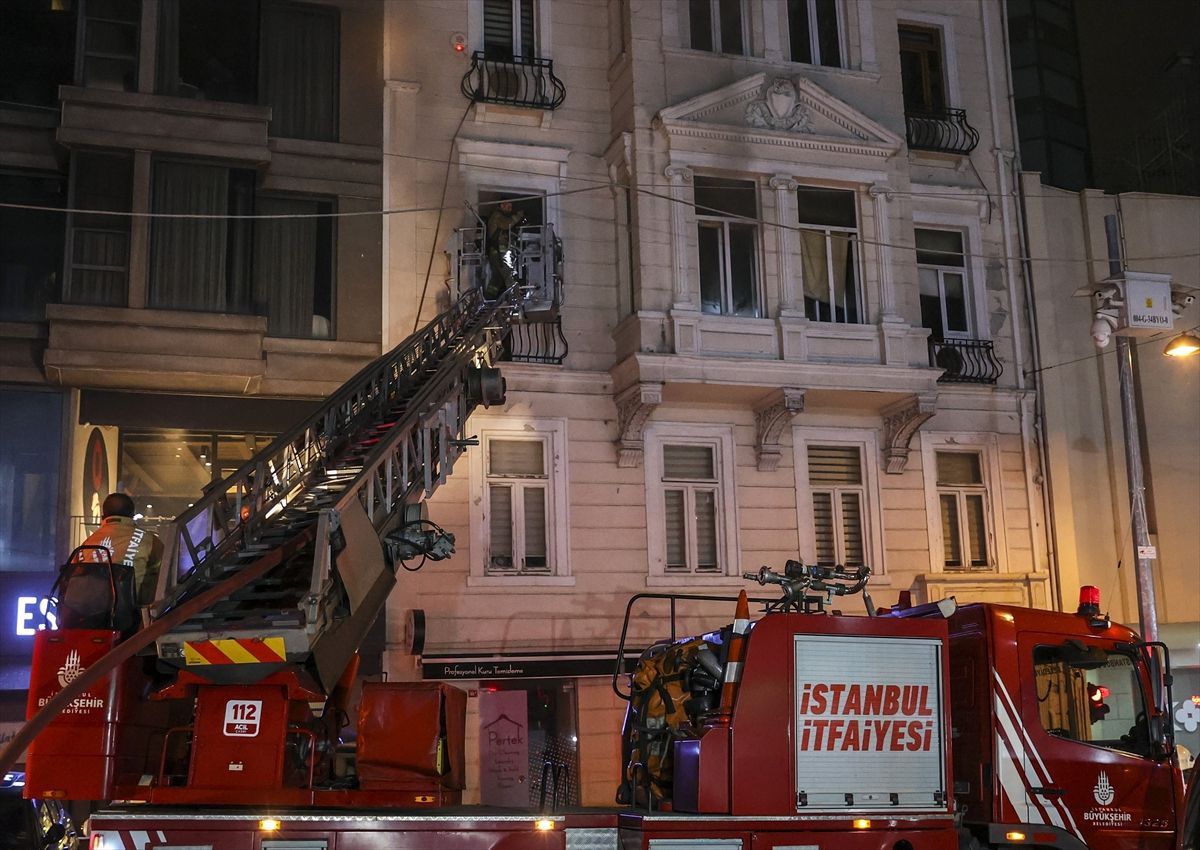 Beyoğlu'nda iş merkezinde yangın