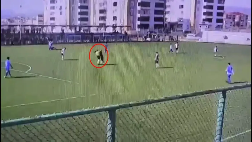 Kırmızı kart gördü, hakeme yumruk attı! 