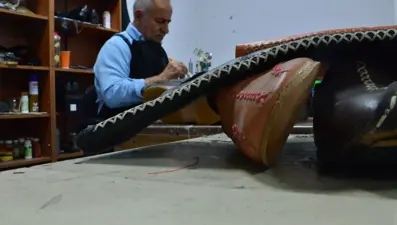 Babasının Kore Savaşı’nda askerlerden öğrendiği mesleği sürdürüyor