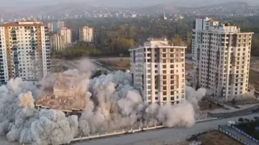 15 katlı 3 bina aynı anda yıkıldı