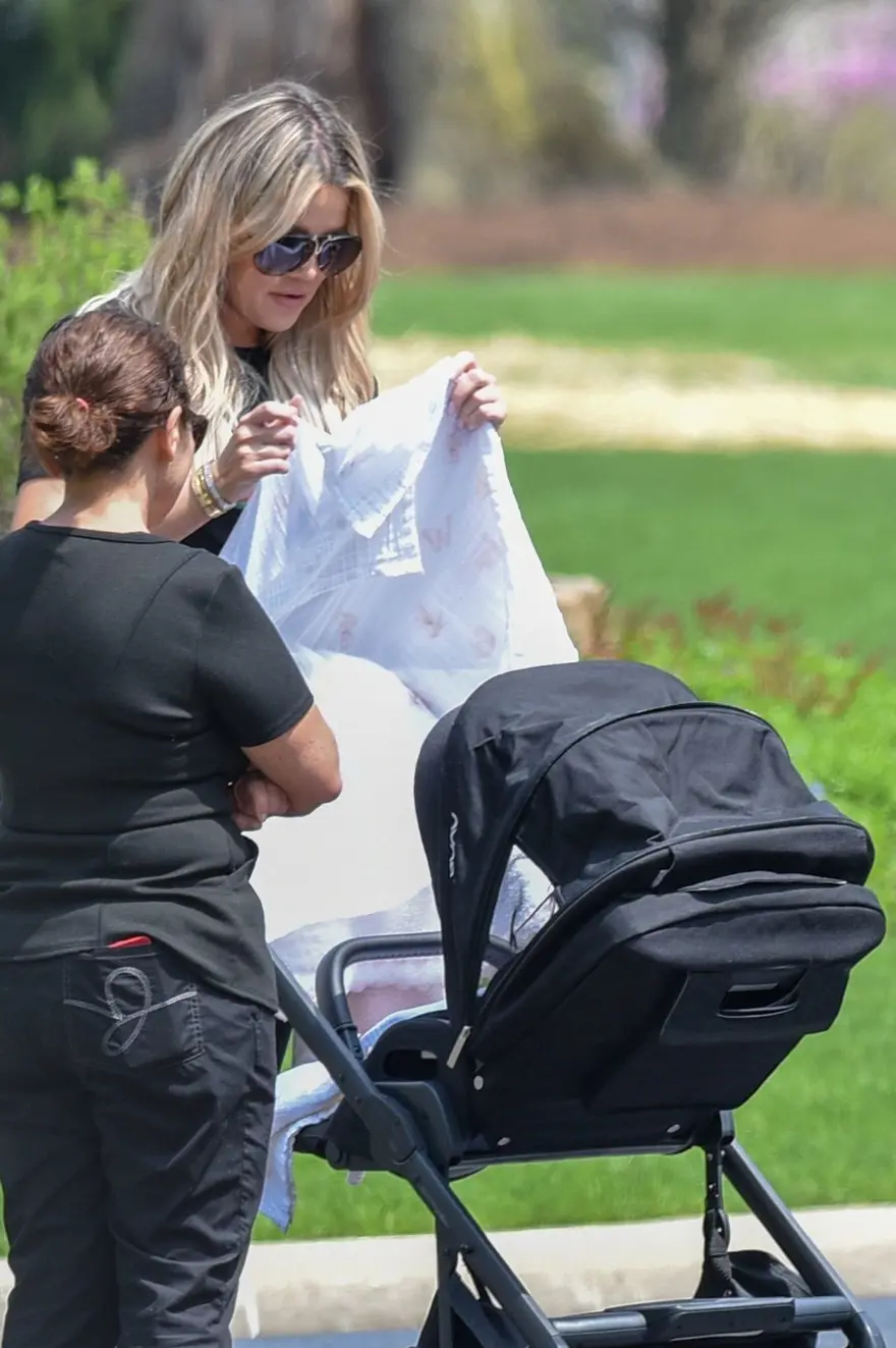 Khloe Kardashian ilk kez bebeğiyle 2