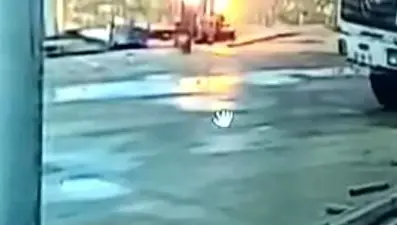 Varildeki ateşte ısınmaya çalışıyordu, pantolonu tutuştu