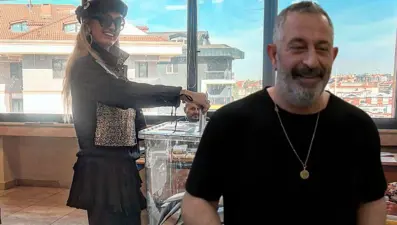 Ünlüler oy kullanmak için sandık başına gitti