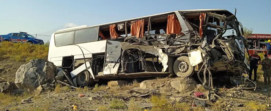 Gürcistan plakalı otobüs şarampole devrildi: 2 yaralı 