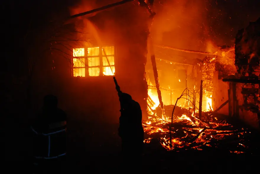 Antalya'da 300 yıllık ahşap düğmeli ev yandı 1