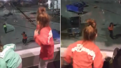 Havalimanı çalışanıyla dans düellosu yapan minikler
