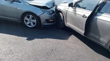Zonguldak'ta iki otomobil kafa kafaya çarpıştı