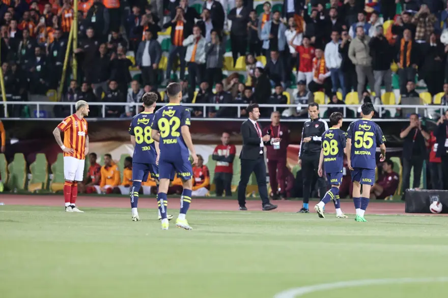FENERBAHÇE SAHADAN ÇEKİLDİ 5 FENERBAHÇE SAHADAN ÇEKİLDİ 5