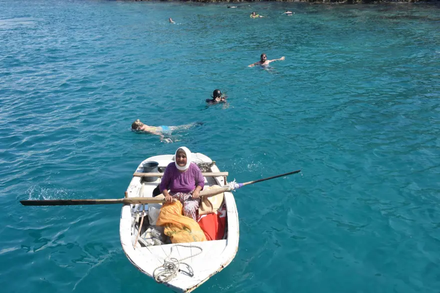 82 yaşında kayığına binip her gün denizde satış yapıyor 8