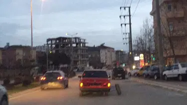 Otomobilin tekerleği yarım metre dışarıda!