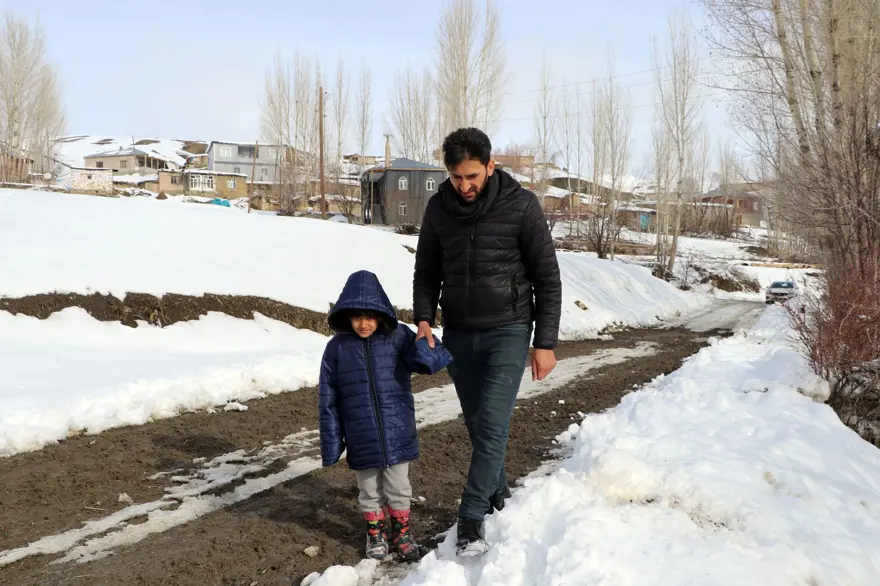 2 derslik 1 öğrenci: Hasret'in karne sevinci 4