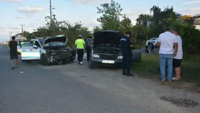 Düğün konvoyundaki araç polis aracına çarptı