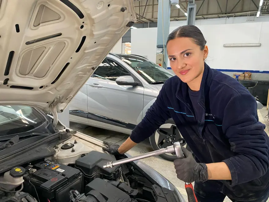 27 yaşındaki 3 üniversite diplomalı kadın usta: Baba mesleğini sürdürerek oto tamirciliği yapıyor 