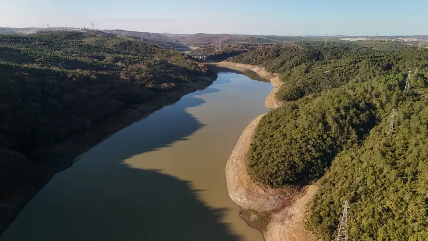 İstanbul'un barajları kurudu: Yeşil renge büründü İstanbul'un barajları kurudu: Yeşil renge büründü