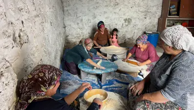 Kars'ta köylü kadınlar imece usulü erişte kesiyor