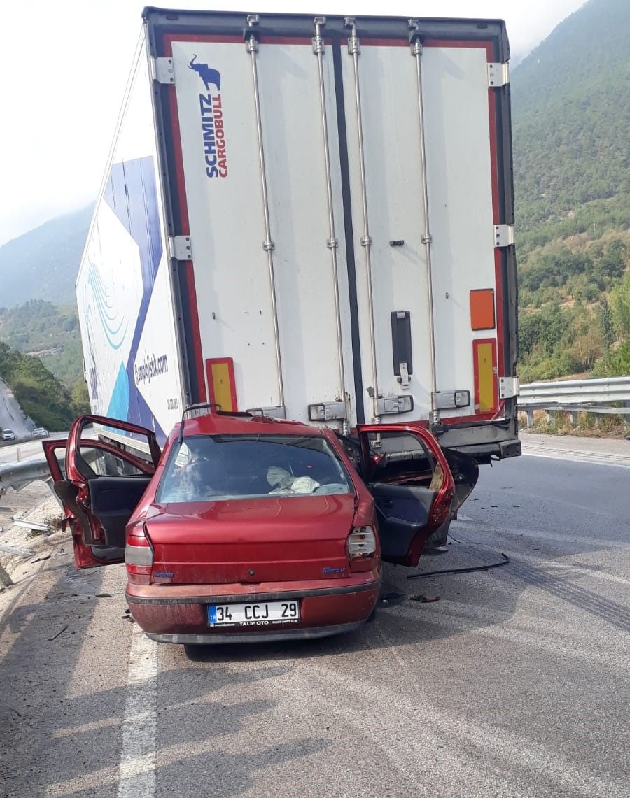 Tokat’ta feci kaza | Otomobil, TIR’a arkadan çarptı: 3 ölü
