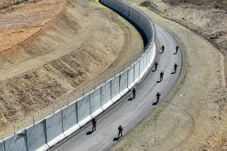 İran sınırına beton bariyer: 200 kilometresi tamamlandı 2 İran sınırına beton bariyer: 200 kilometresi tamamlandı 2