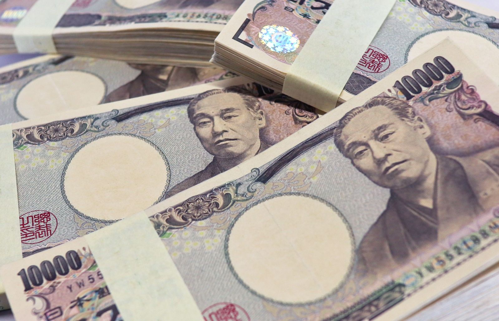 Japonya'da 20 yılın ardından ilk kez yeni banknot tedavüle sokuldu