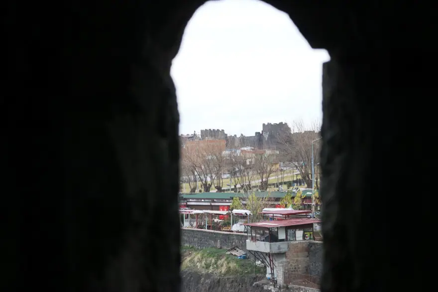 Diyarbakır'da tarihi surlardaki geçitler görüntülendi 11 Diyarbakır'da tarihi surlardaki geçitler görüntülendi 11