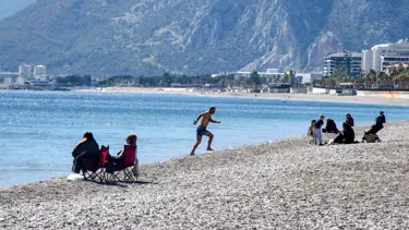 Bir taraf donarken bir taraf sahile koştu