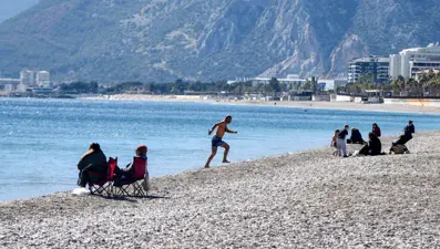 Bir taraf donarken bir taraf sahile koştu