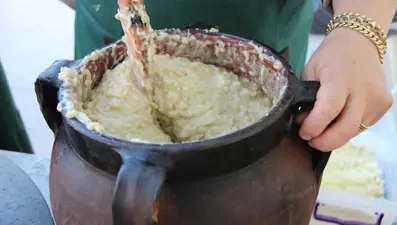 Çömlekte tahta kaşıkla dövülerek hazırlanıyor: Amasya'nın tescilli lezzeti
