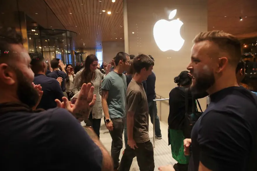 Apple Chicago'da çatısı "MacBook" şeklinde mağaza açtı 6 Apple Chicago'da çatısı "MacBook" şeklinde mağaza açtı 6