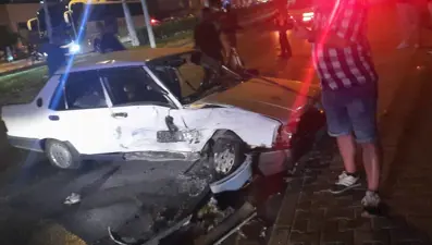 Otomobil kamyonetlere çarptı: 3 yaralı