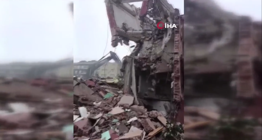 Küçükçekmece'de yıkımı yapılan binadan kopan parçalar taraf binanın üzerine devrildi 