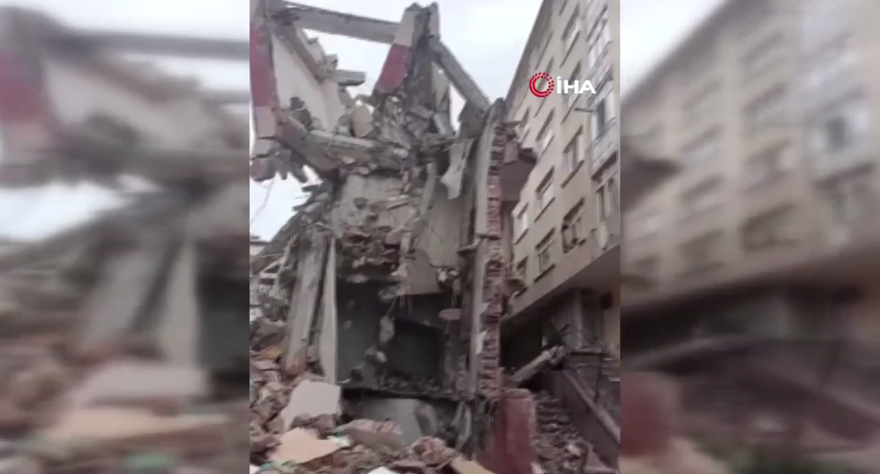 İstanbul'da yapı taraf binanın üzerine devrildi. Ekipler hadise yerinde 2