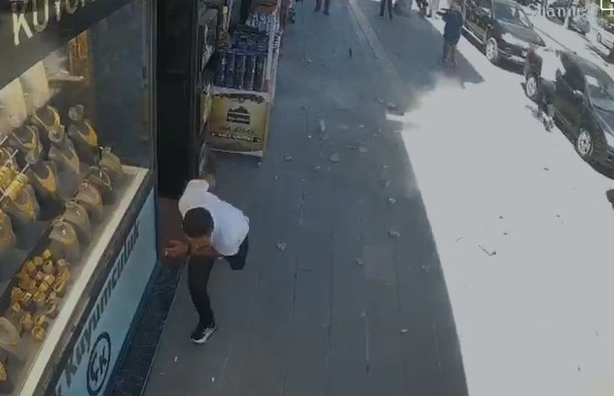 Van'da faciadan dönüldü! Caddede yürüyenler son an