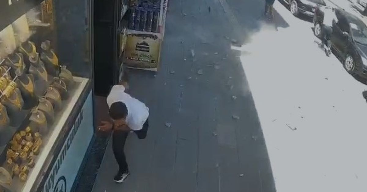 Van'da faciadan dönüldü! Caddede yürüyenler son anda kurtuldu