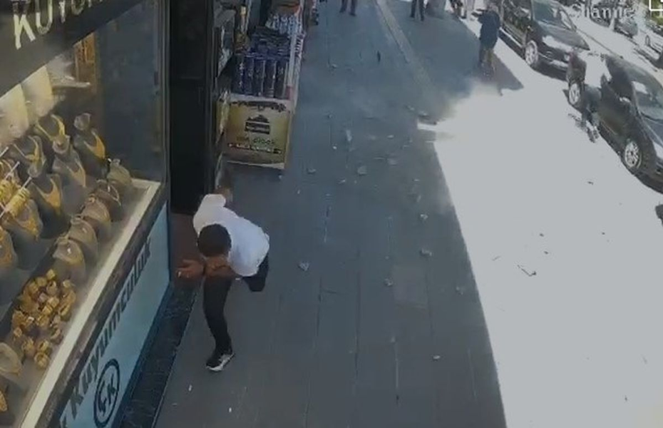 Van'da faciadan dönüldü! Caddede yürüyenler son anda kurtuldu