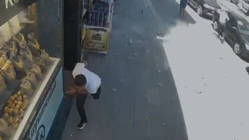 Van'da faciadan dönüldü! Caddede yürüyenler son anda kurtuldu
