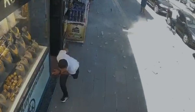 Van'da faciadan dönüldü! Caddede yürüyenler son anda kurtulduVan'ın en işlek noktalarından Cumhuriyet Caddesi'nde, bir binanın dış cephesinden kopan beton parçalarının caddeye düşmesi paniğe neden oldu. Olay sırasında yoldan geçen bazı vatandaşlar, beton parçalarından saniyelerle kurtuldu.