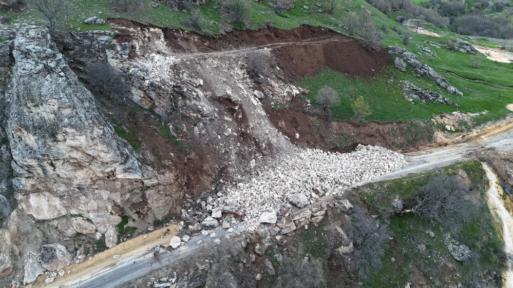 Bingöl'de heyelan: Yol ulaşıma kapandı