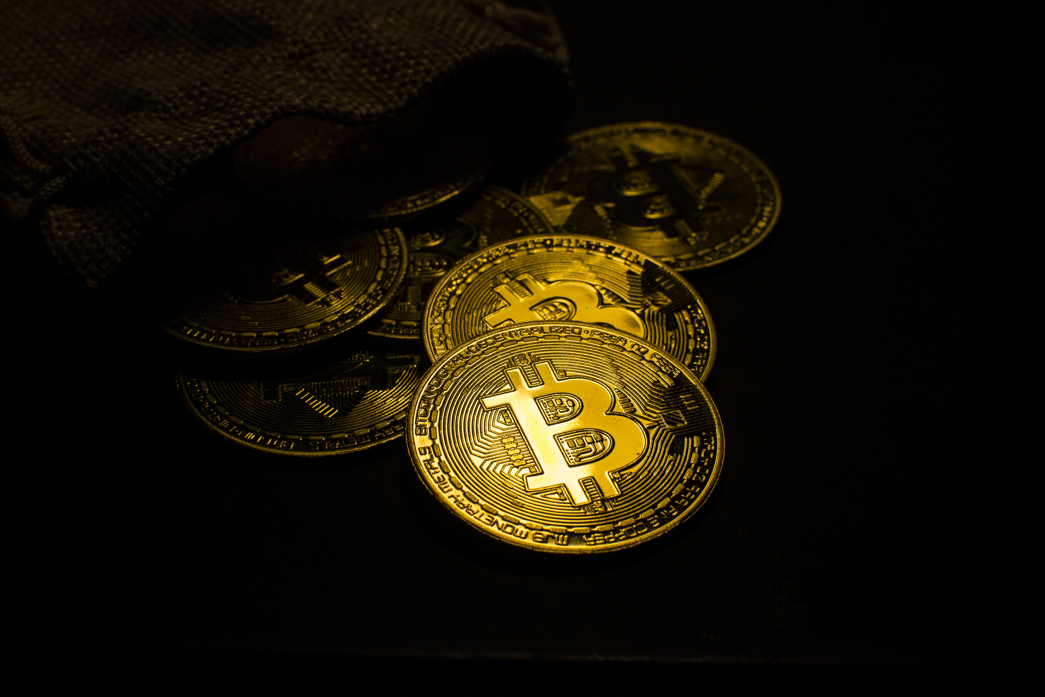 Bitcoin 77 bin dolara tutundu