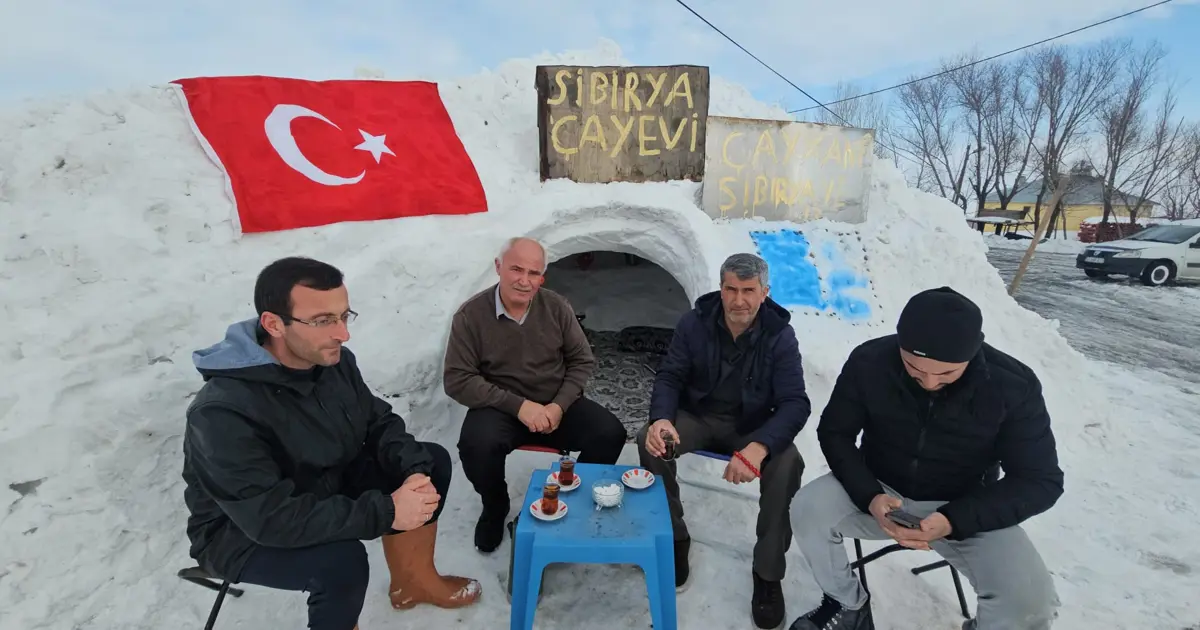 Bu da Bitlis tarzı iglo. Kardan çay evi yaptı, ismini "Sibirya" koydu