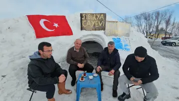 Bu da Bitlis tarzı iglo. Kardan çay evi yaptı, ismini "Sibirya" koydu