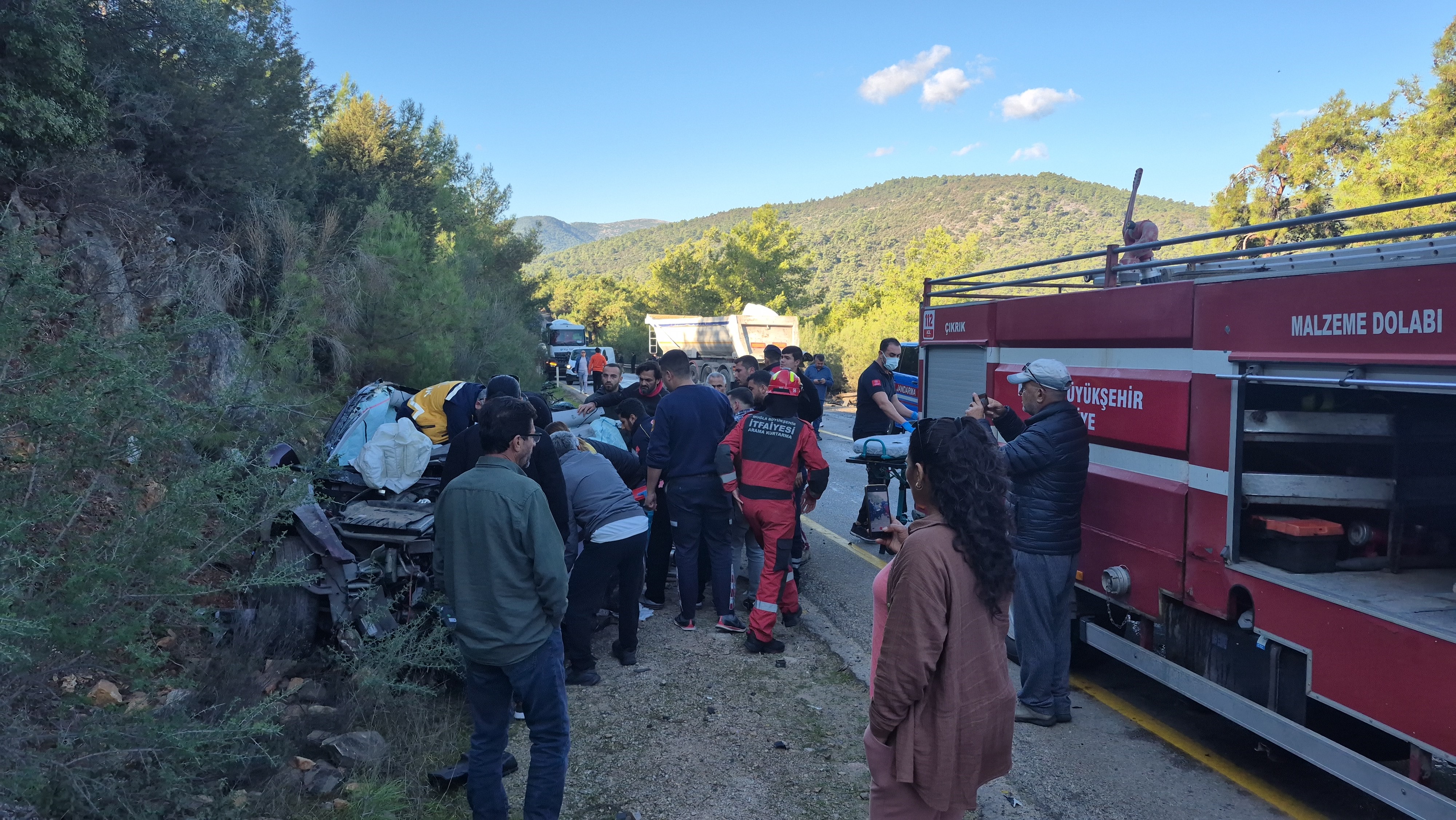 TIR ile otomobilin kafa kafaya çarpıştı