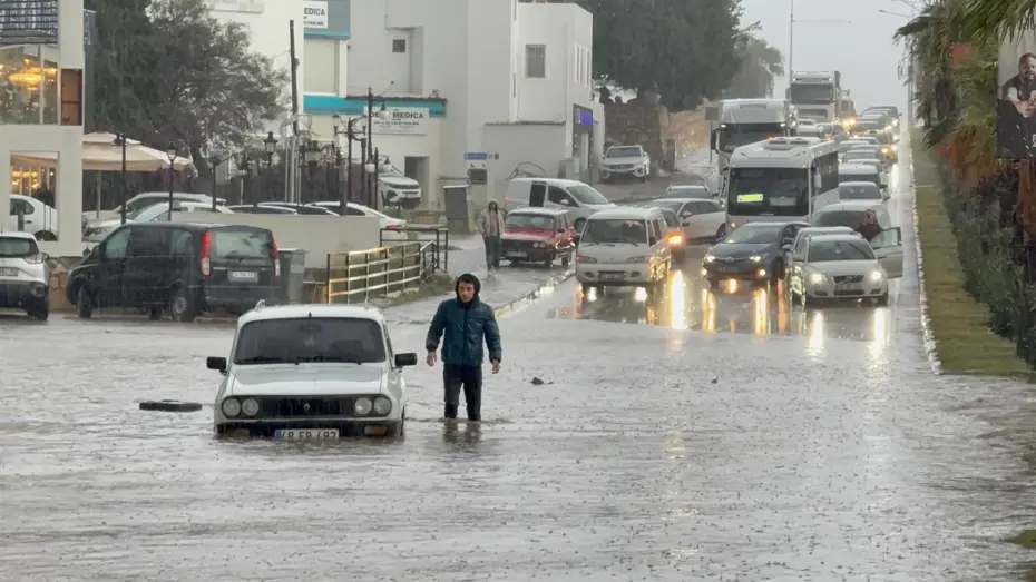 Bodrum'u sağanak vurdu. Yollar suyla doldu, araçlar mahsur kaldı