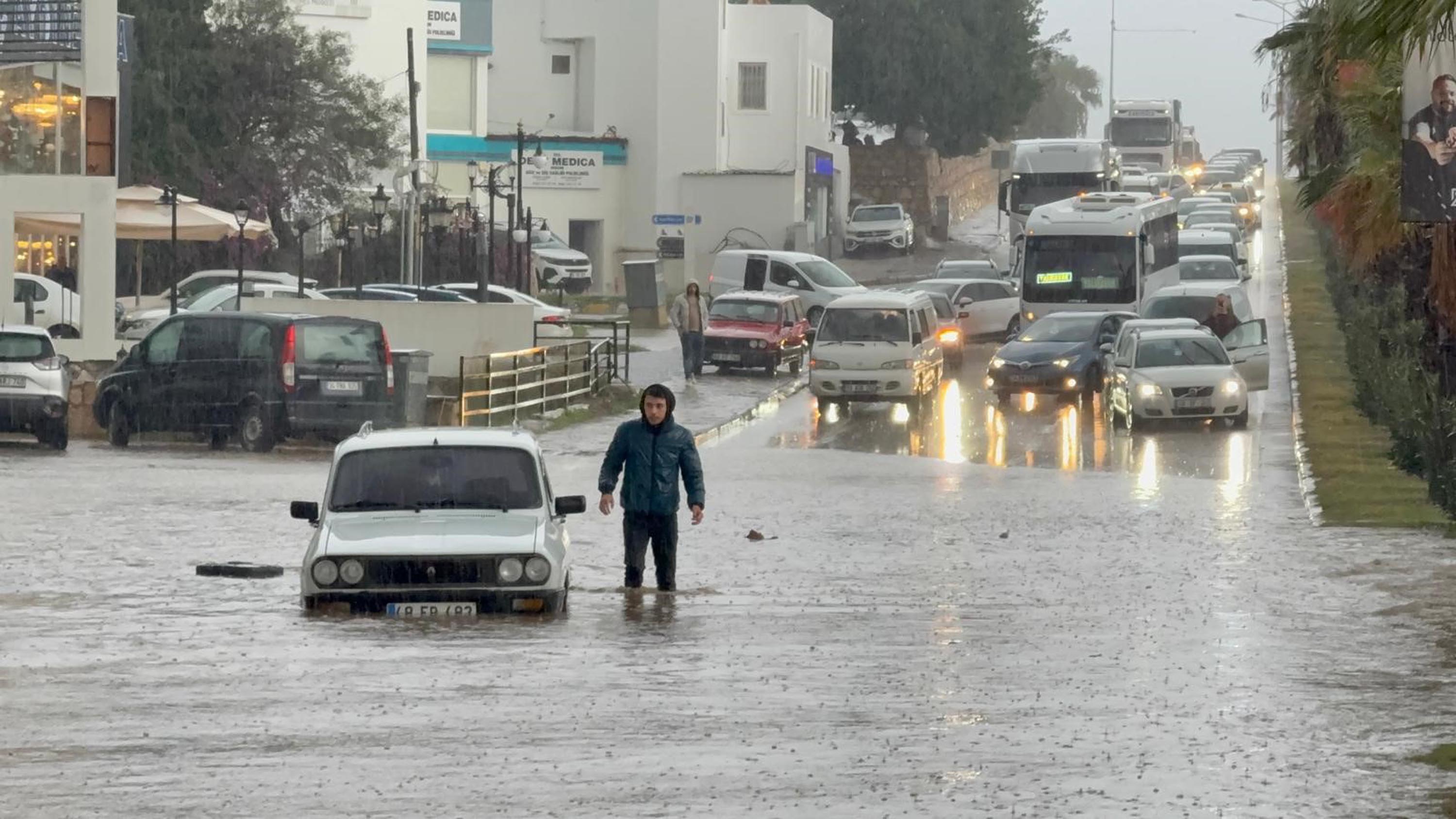 Muğla'yı sağanak vurdu. Yollar suyla doldu, araçlar mahsur kaldı