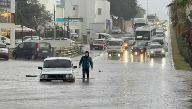 Muğla'yı sağanak vurdu. Yollar suyla doldu, araçlar mahsur kaldı
