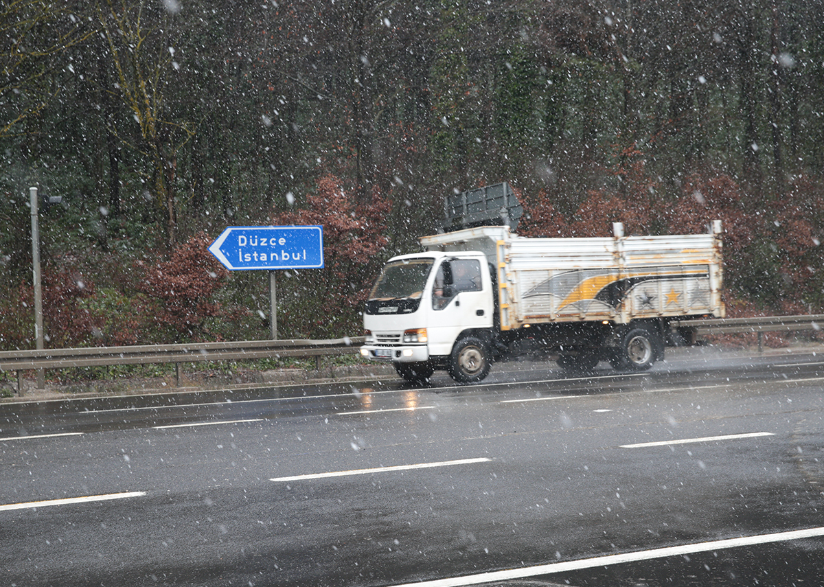 Bolu Dağı'na mevsimin ilk karı düştü