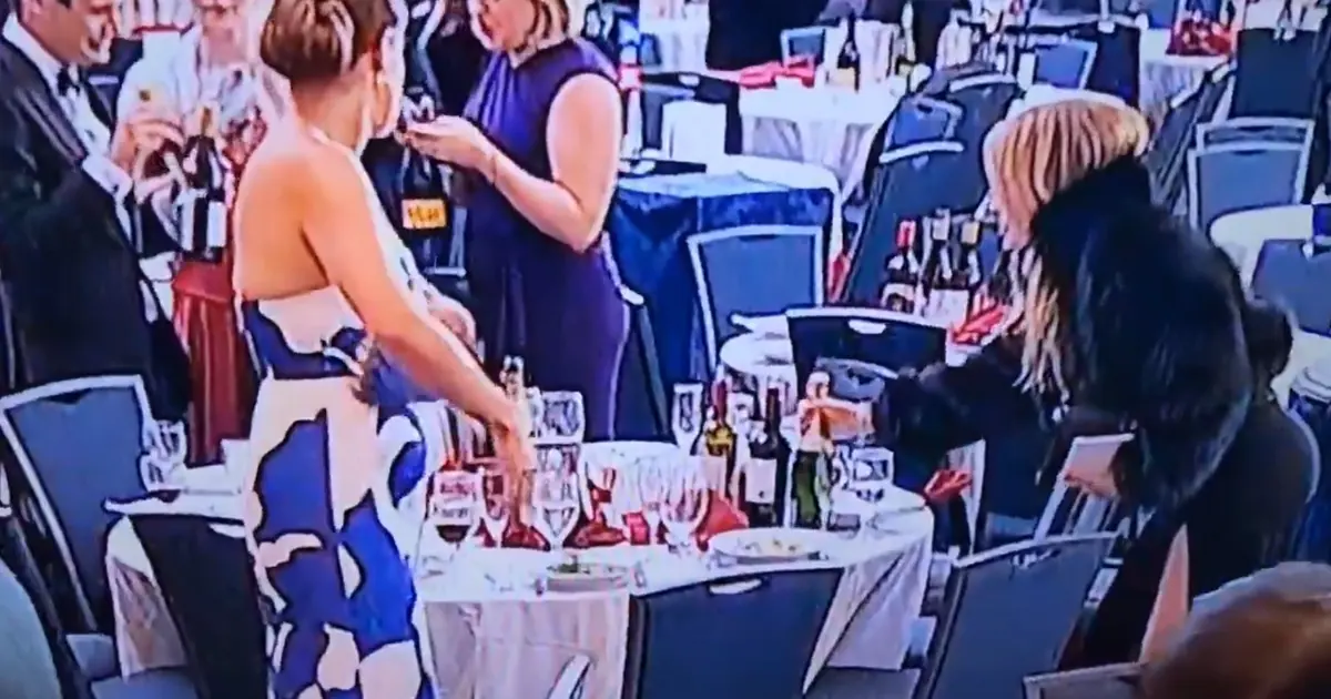 Silahlı saldırı girişimini fırsat bilen davetliler şişeleri çantaya attı