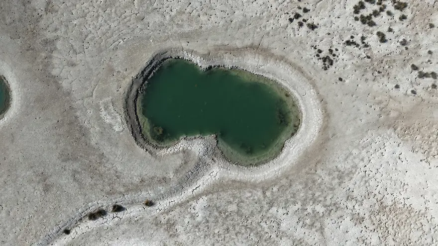 Kuraklığın fotoğrafı: Bu görünen gölün gözyaşı Kuraklığın fotoğrafı: Bu görünen gölün gözyaşı
