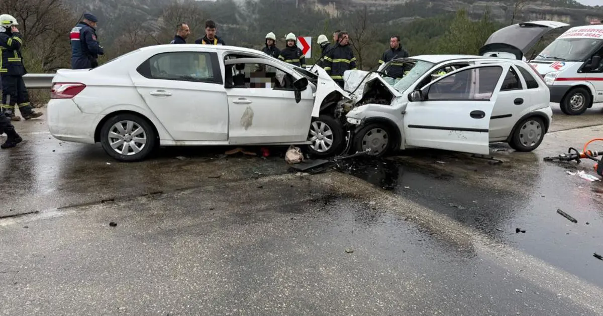 Antalya-Isparta yolunda iki otomobil kafa kafaya çarpıştı: 6 ölü, 6 yaralı