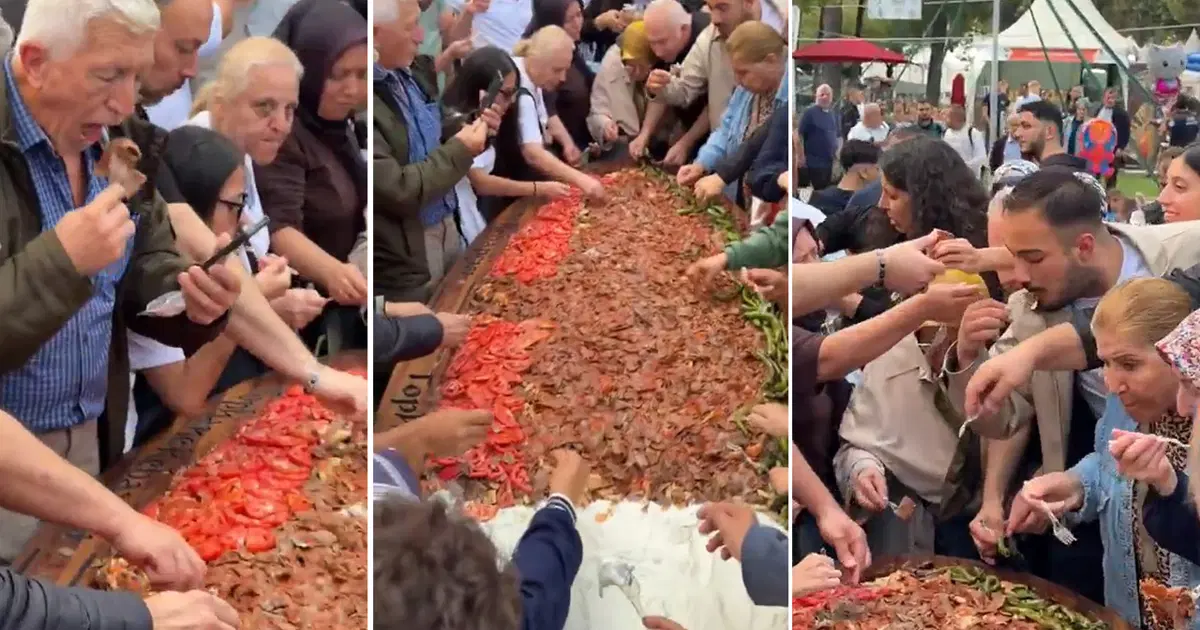 Bursa'da ilginç görüntü. 700 kişi aynı tepsiden 50 kilo iskender yedi
